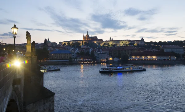 布拉格城堡和河伏尔塔瓦河. — 图库照片