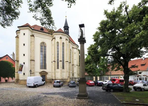 Kerk van st. rochus en standbeeld van st. norbert. Strahov monaster — Stockfoto