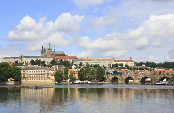 Karlův most a Pražský hrad. — Stock fotografie