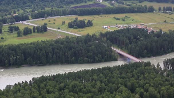 Nuevo puente Aysky sobre el río Katun. Altai Krai. Rusia . — Vídeo de stock