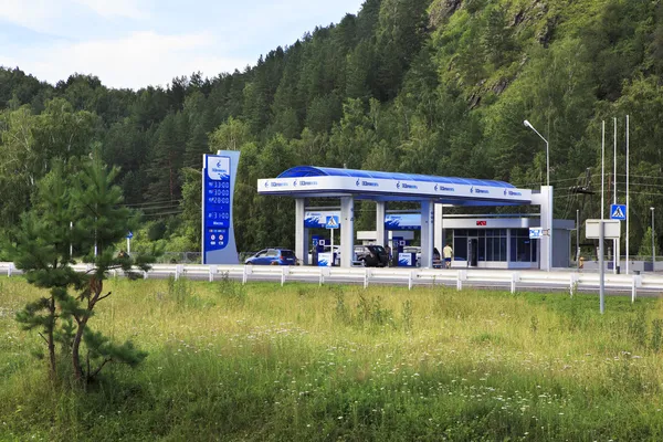 Stacja benzynowa Gazprom Neft w górach Altai. Rosja. — Zdjęcie stockowe