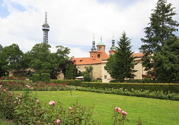 Kościół św Wawrzyńca i petrin wieża widokowa w Pradze. — Zdjęcie stockowe
