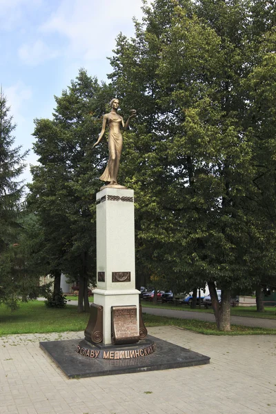 Monumento a agente de saúde no resort Belokuriha. Altai. Rússia . — Fotografia de Stock