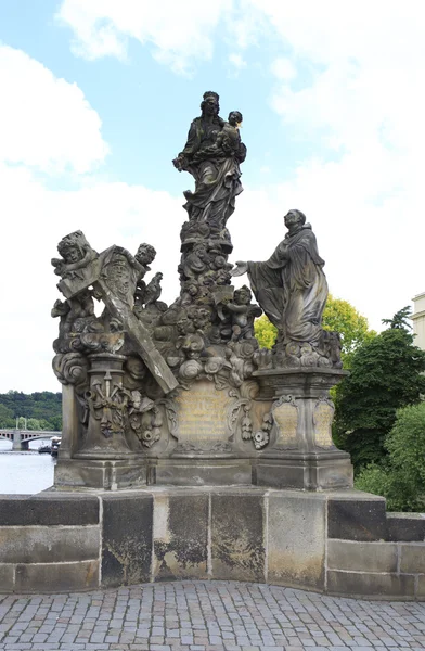 Posąg Madonny uczestniczy st. bernard. Charles most i — Zdjęcie stockowe