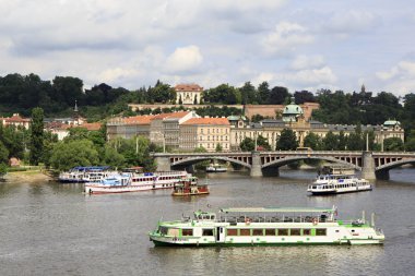 Prag'da Nehri vltava motor gemi.