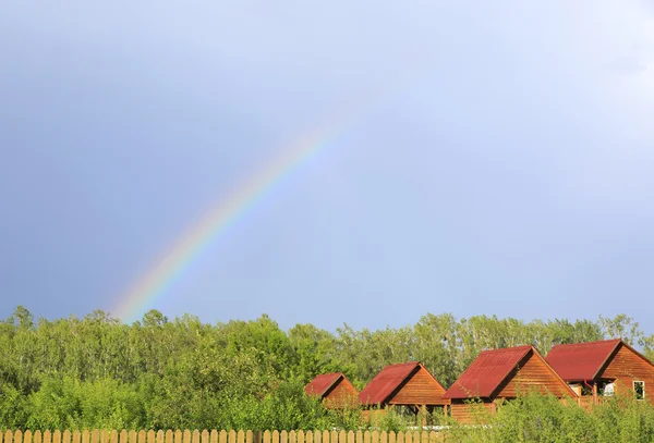 Belo arco-íris sobre as casas . — Fotografia de Stock
