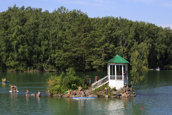 Остров с беседкой на озере Айя. Алтай. Россия.