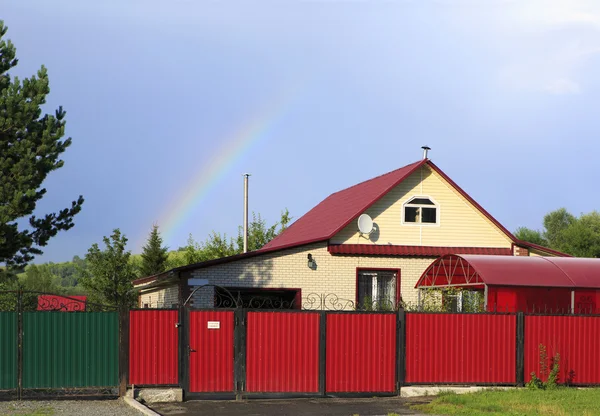 Belo arco-íris sobre a casa — Fotografia de Stock
