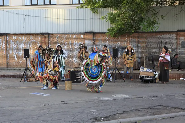 Índios cantam e dançam no centro de Moscou . — Fotografia de Stock