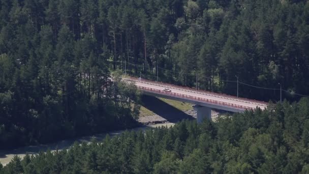 Neue Brücke aysky über den Fluss katun. altai krai. Russland. — Stockvideo