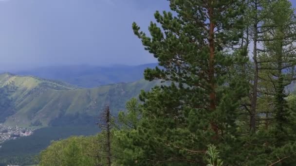 Fırtına bulutu dağlarda. mount sığ sinyuha tepesinden görüntüleyin. Altay Cumhuriyeti. — Stok video