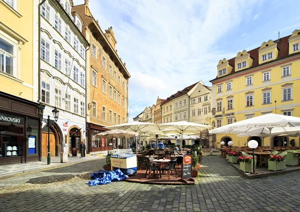 Male namesti w historycznym centrum Pragi. — Zdjęcie stockowe
