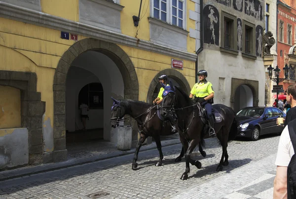 Mounted police in historical centre of Prague. — Stock Photo, Image