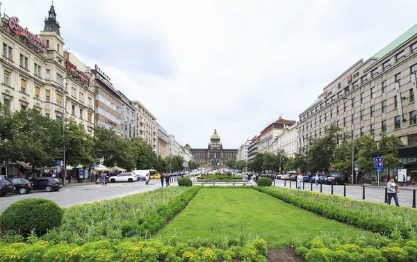 Wenceslasplein in het historische centrum van Praag. — Stockfoto