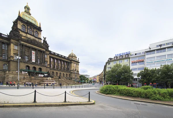 Historische en moderne architectuur in het centrum van Praag. — Stockfoto