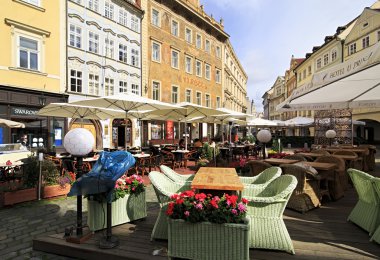 Café erkek namesti üzerinde