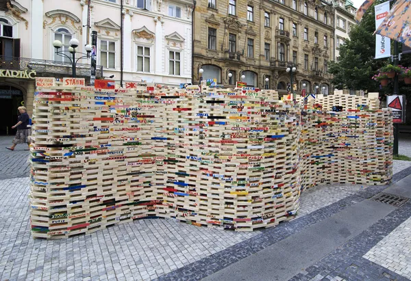 Decorative wall made of bricks for labels tourists. — Stock Photo, Image