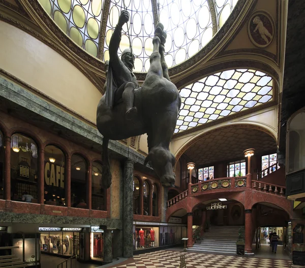 Sculptuur van wenceslas op omgekeerde paard (david Tsjorny) in passa — Stockfoto