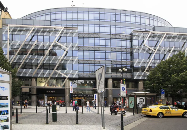 Moderne winkelcentrum in het historische centrum van Praag. — Stockfoto