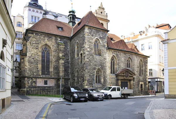 Starý kostel v historickém centru Prahy. — Stock fotografie