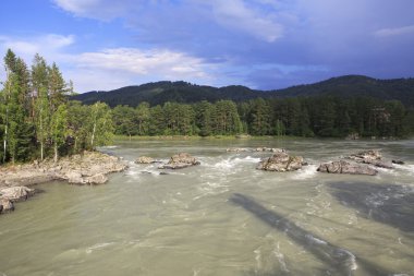fırtına bulutları dağ nehir katun üzerinde.