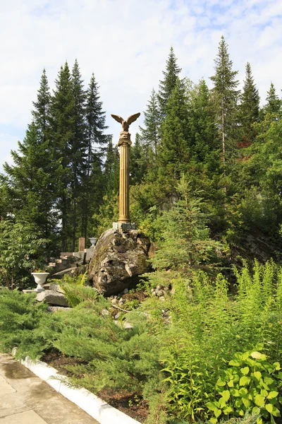 Sculpture of golden eagle. — Stock Photo, Image