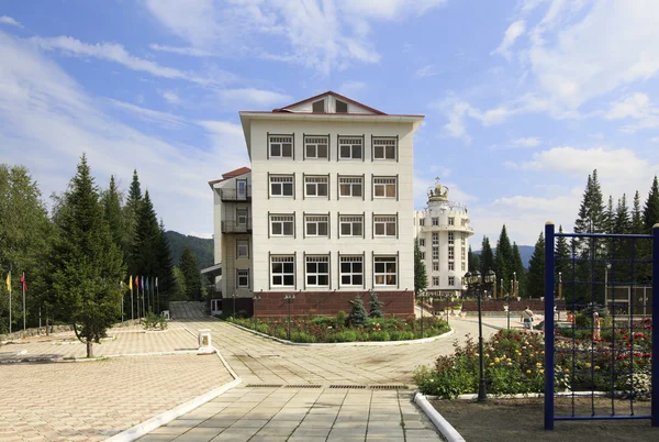 Sanatorium Altaj koruny. jedle ostrov na řece katun. — Stock fotografie