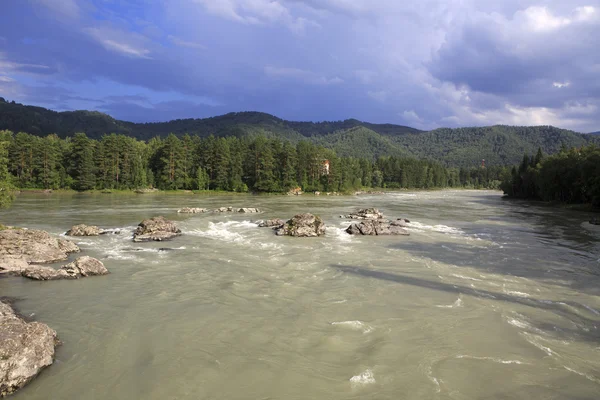 Nuvole di tempesta sul fiume Katun illuminato dal sole . — Foto Stock