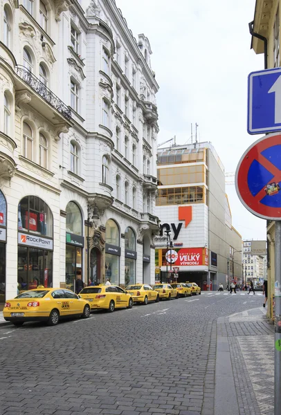 Prag tarihi merkezinde taksi durağı. — Stok fotoğraf