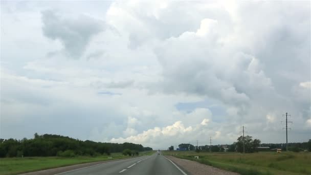 На дороге с облаками (шоссе М-52). Россия . — стоковое видео