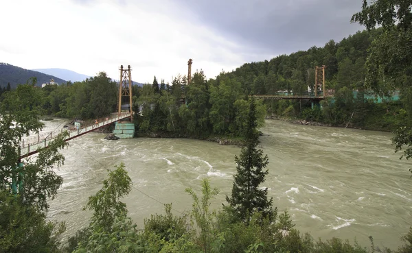 Kapitaal schorsing bruggen tussen de eilanden op de katun rive — Stockfoto