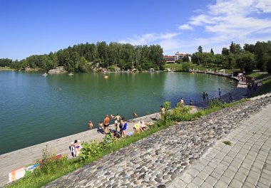 Aya Gölü kıyısında bir sahil. Altai Krai. Rusya.