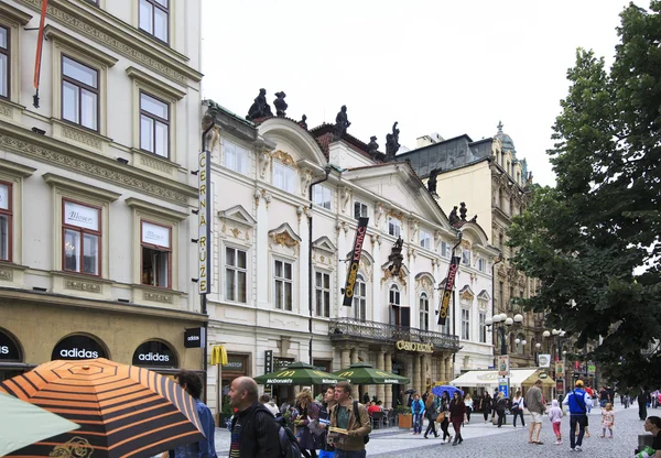 Építészet a történelmi Prága központjában. — Stock Fotó