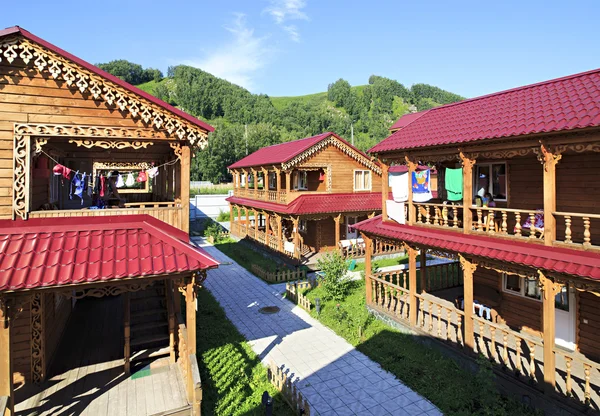 Prachtige houten huisjes in de bergen. — Stockfoto