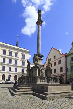 Meryem Ana heykeli ile Marian veba sütunu.