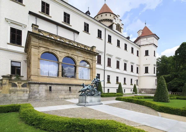 Belo castelo Konopiste na República Checa . — Fotografia de Stock