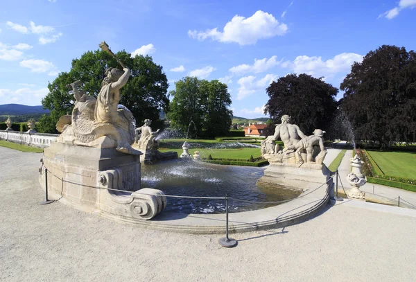 Fontein in de kasteeltuin van Český krumlov. — Stockfoto