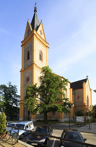 Chiesa nella città di Hluboka nad Vltavou . — Foto Stock