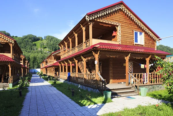 Prachtige houten huisjes in de bergen. — Stockfoto