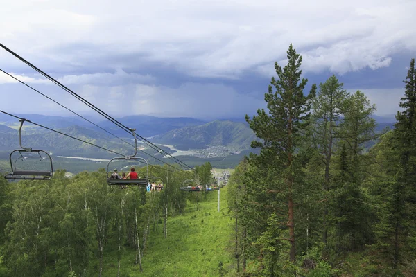 Tourists at the ski lift on a background of thunderclouds in the — Stock Photo, Image