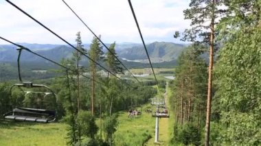 Kayak chairlift üzerine monte sığ sinyuha. Altay Cumhuriyeti. Rusya