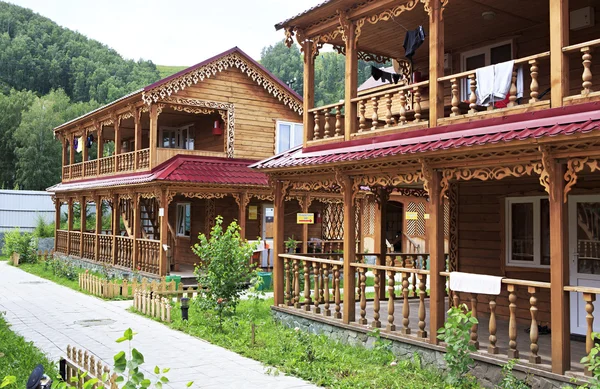 Prachtige houten huisjes in de bergen. — Stockfoto