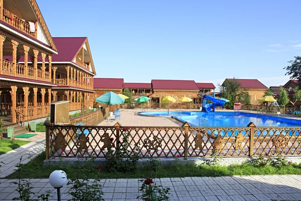 Belles maisons en bois avec piscine dans les montagnes . — Photo