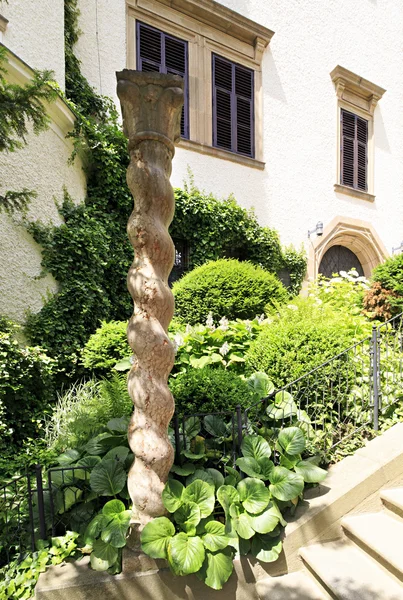 Poteau en bois sculpté du château Konopiste — Photo