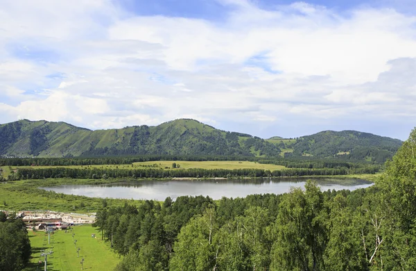 Bel été lac Manzherok dans l'Altaï . — Photo