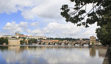 Charles Köprüsü (Prag 'da Vltava Nehri üzerindeki ortaçağ köprüsü).