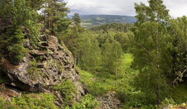 Güzel yaz manzara. Mount küçük Sinyuha görünümünden. 