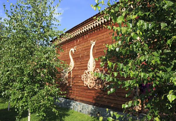 Geschnitzte Holzapplikationen an Häusern — Stockfoto