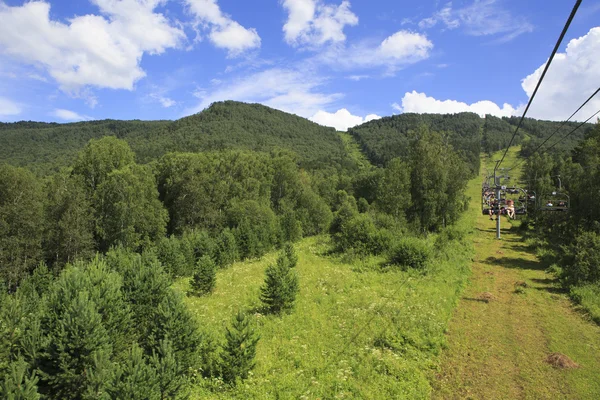 Impianti di risalita sullo sfondo del Monte Piccolo Sinyuha . — Foto Stock