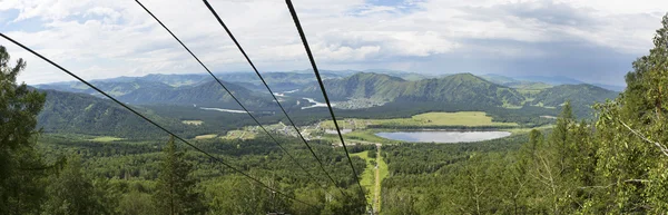 Panorama estivo delle montagne e dei laghi di Altai Manzherok . — Foto Stock